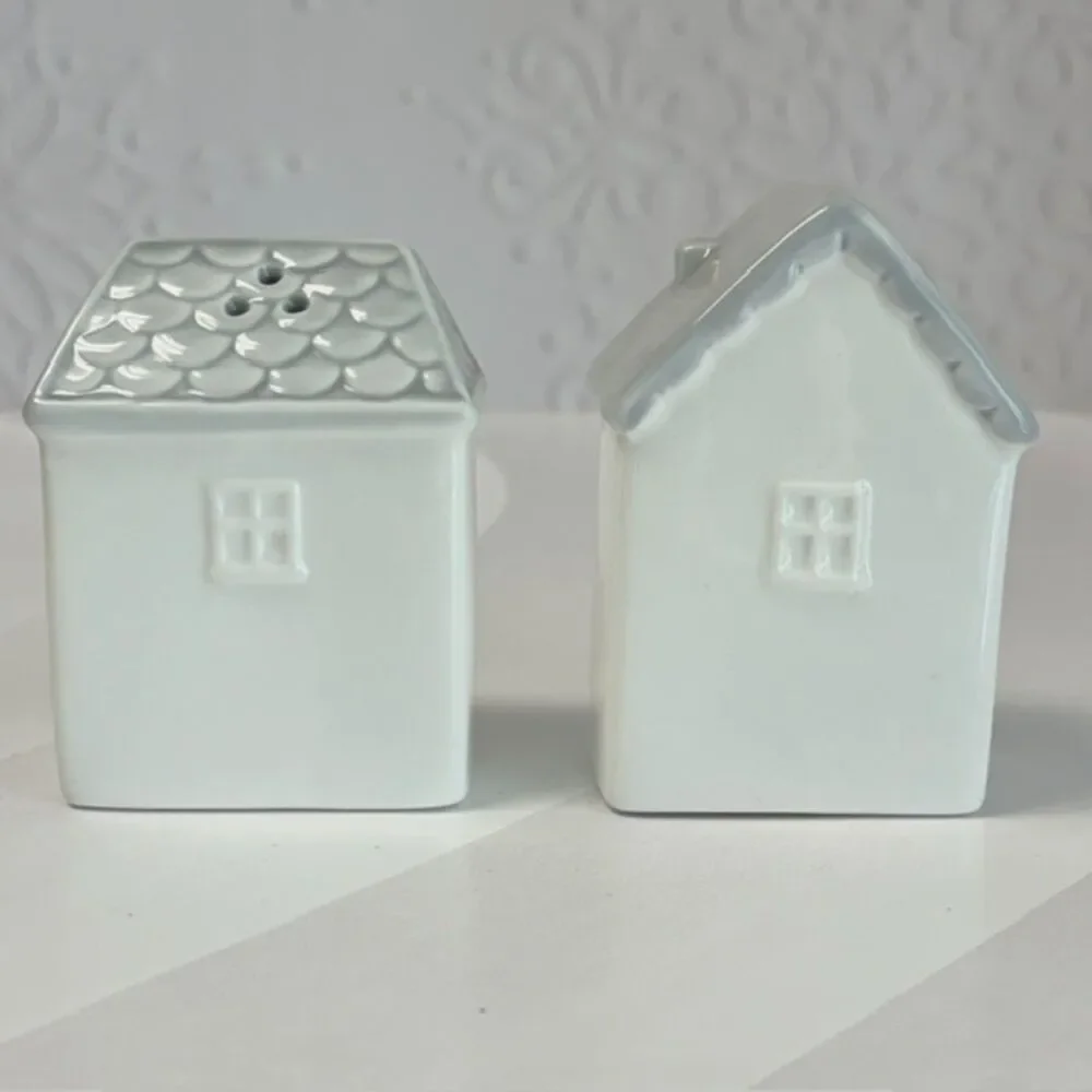 Christmas House Salt Pepper Shakers Ceramic Wreath Red Green Doors Set of 2